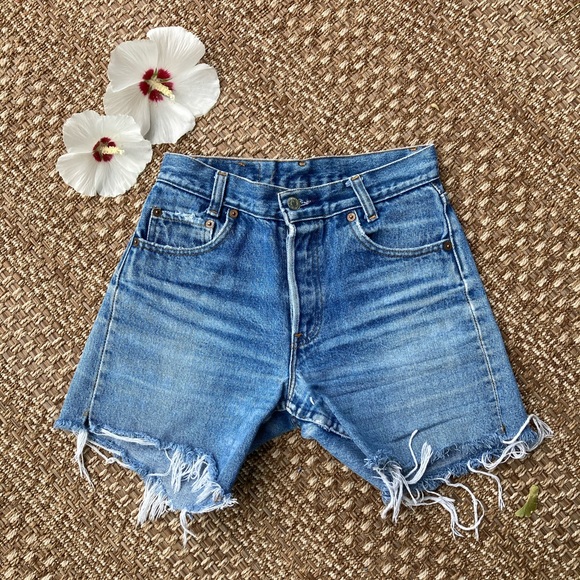 Vintage Levi’s shorts - Picture 2 of 3